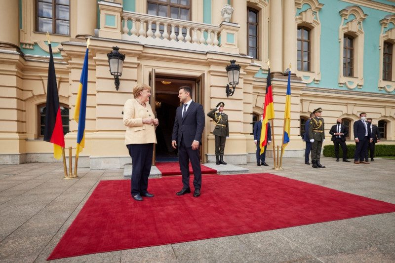 Меркель прибула в Україну і вирушила на переговори з Зеленським
