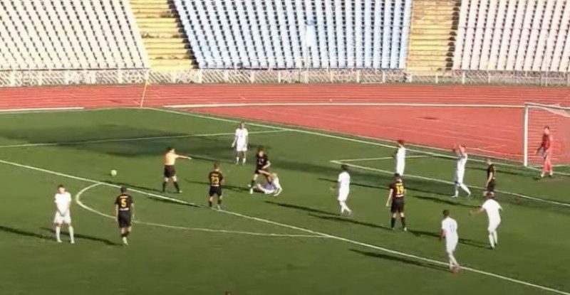 Украинская женщина-арбитр показала одному игроку две желтые карточки, но забыла его удалить (видео)