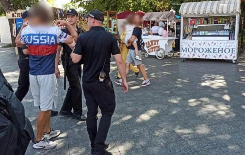 "Вы - расисты, я позвоню Байдену": в Одессе американец ходил в футболке "Россия" и грубил копам