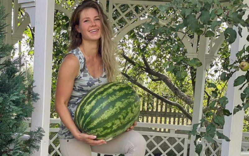 Арбуз, который заменил свадебный торт: под Полтавой похвастались ягодой-великаном