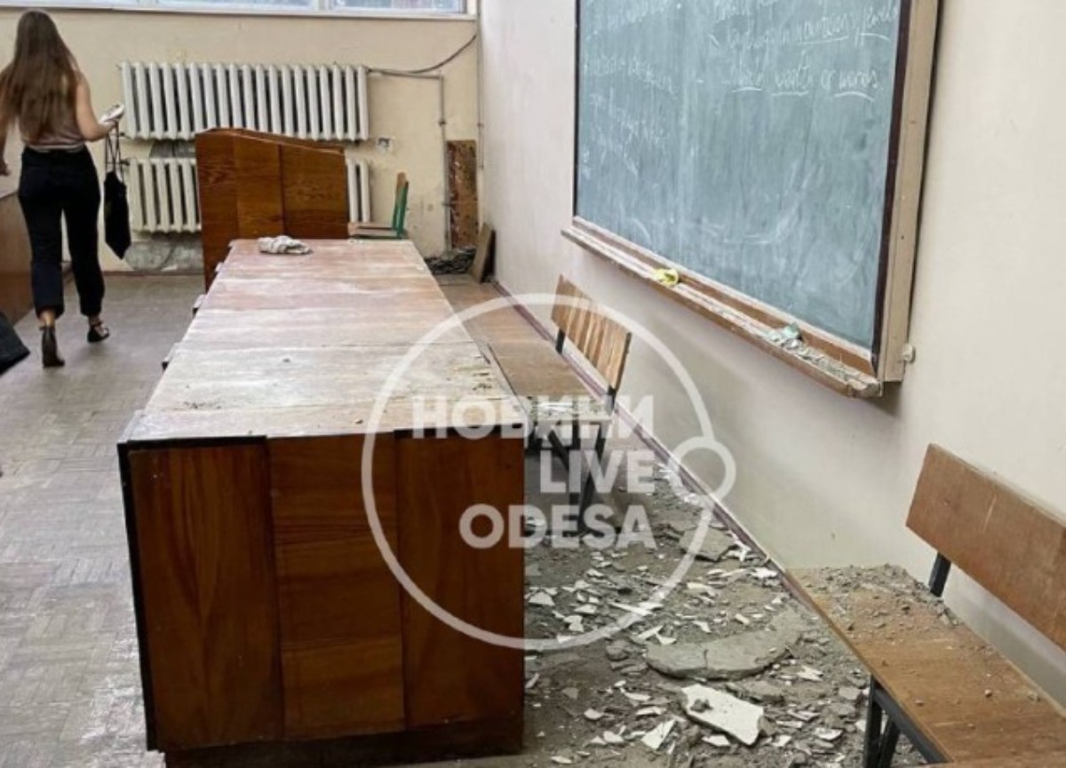 Прямо во время лекции: в аудитории Одесского университета рухнул потолок
