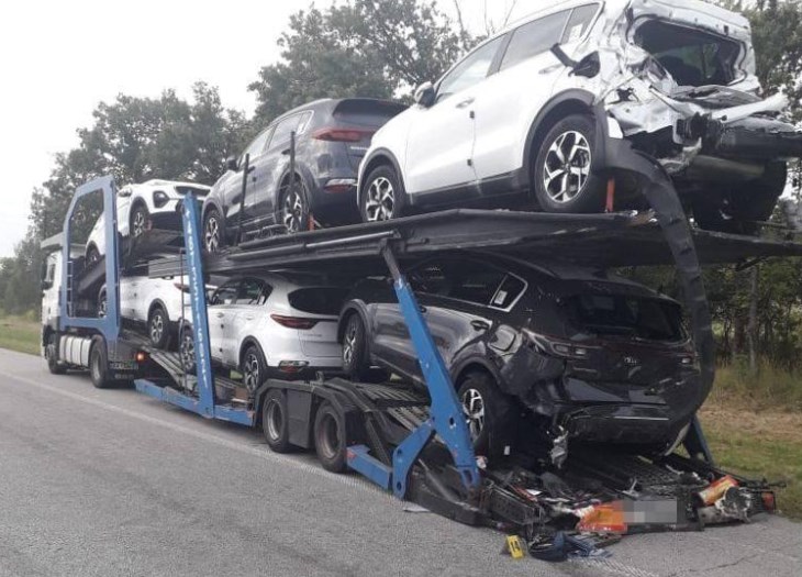 Автобус с пассажирами влетел в фуру на Житомирщине и загорелся: водитель погиб, много пострадавших