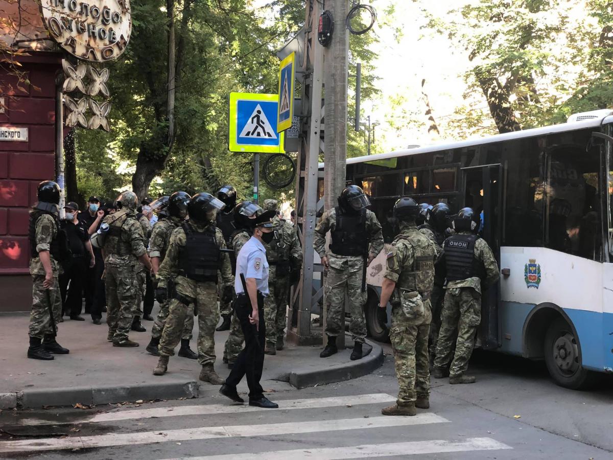 Десятки людей бросают в автозаки: в Симферополе оккупанты массово задерживают крымских татар