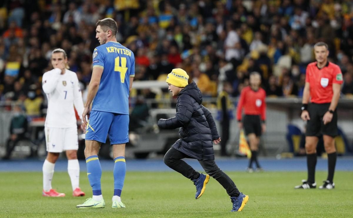 Ребенок выбежал на поле во время матча Украина – Франция: видео забега позабавило Сеть