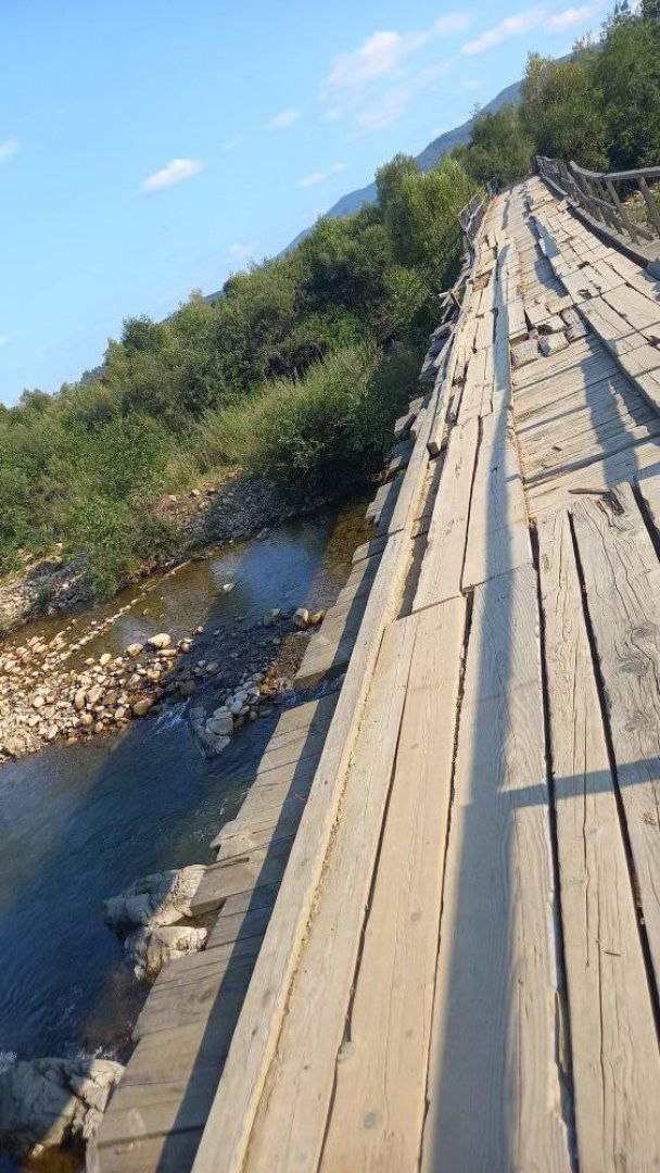 Открытый перелом черепа и предплечий: на Ивано-Франковщине ребенок сорвался с аварийного моста