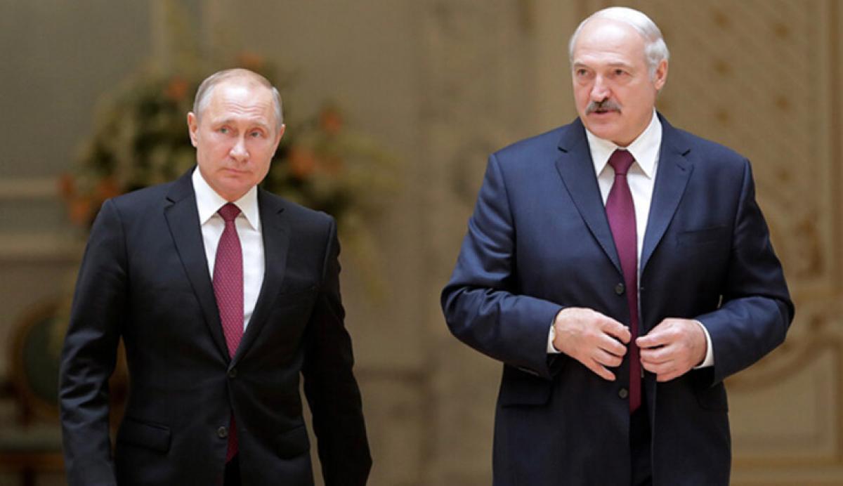 Лукашенко и “Путин” сидят на острове и изображают работу мысли