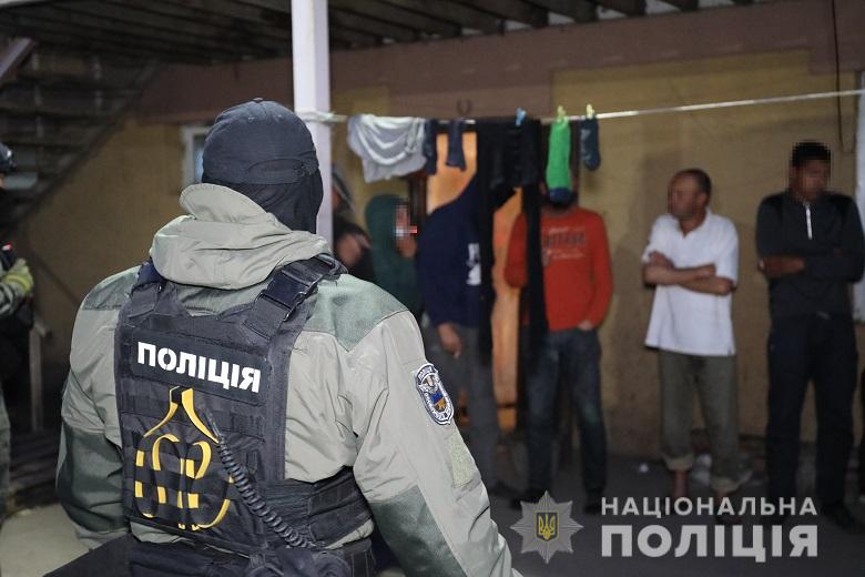 Споювали, годували простроченими продуктами й змушували тяжко працювати: копи викрили 'рабовласників' Споювали, годували простроченими продуктами й змушували тяжко працювати: копи викрили 'рабовласників'