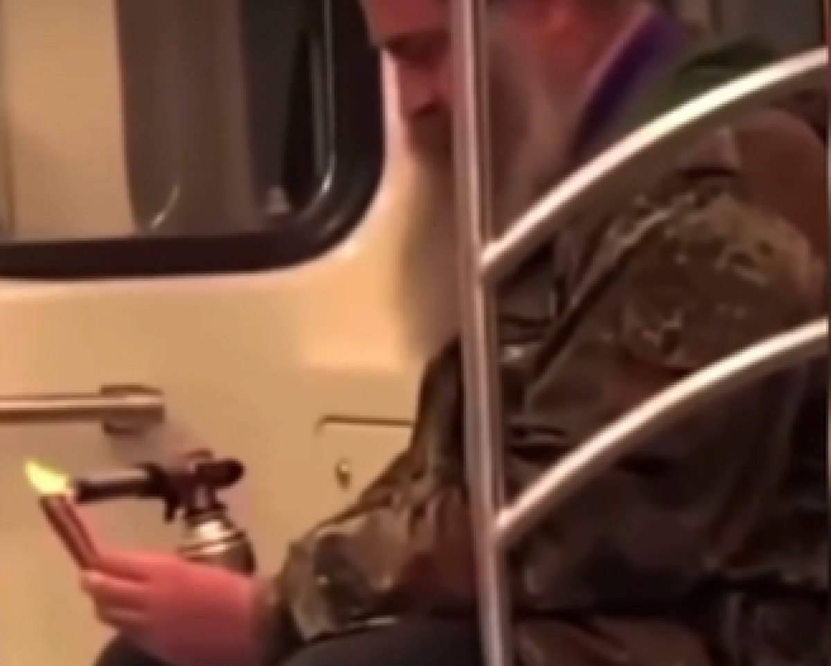 Пассажиры обзавидовались: в киевском метро мужчина жарил сосиску прямо в вагоне