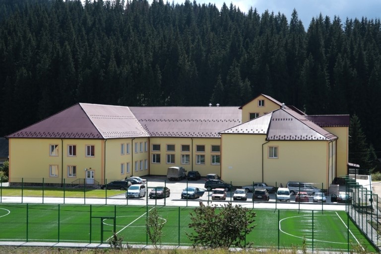 На Прикарпатті відкрили ліцей, який не могли добудувати майже 20 років На Прикарпатті відкрили ліцей, який не могли добудувати майже 20 років