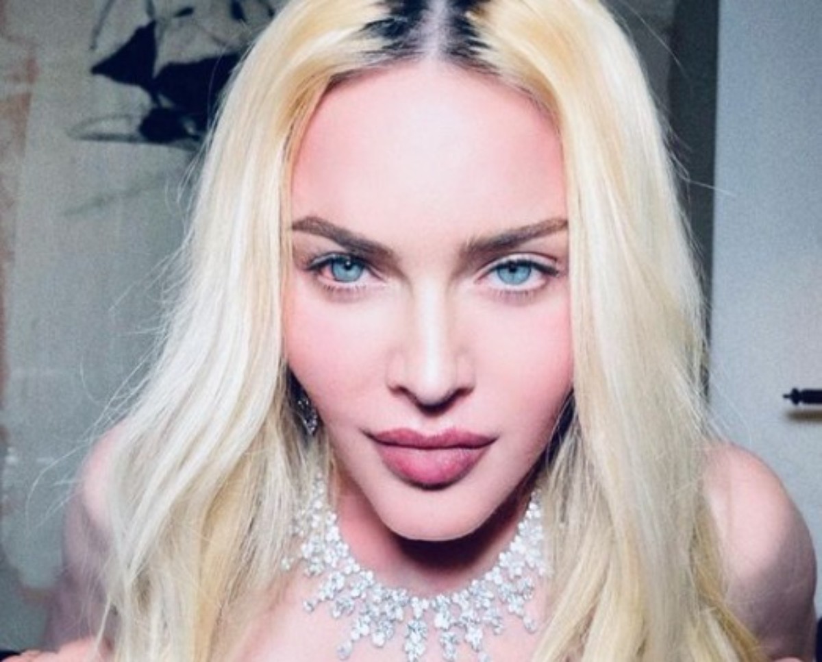 Мадонна в фате с трудом уместила грудь в непристойное боди