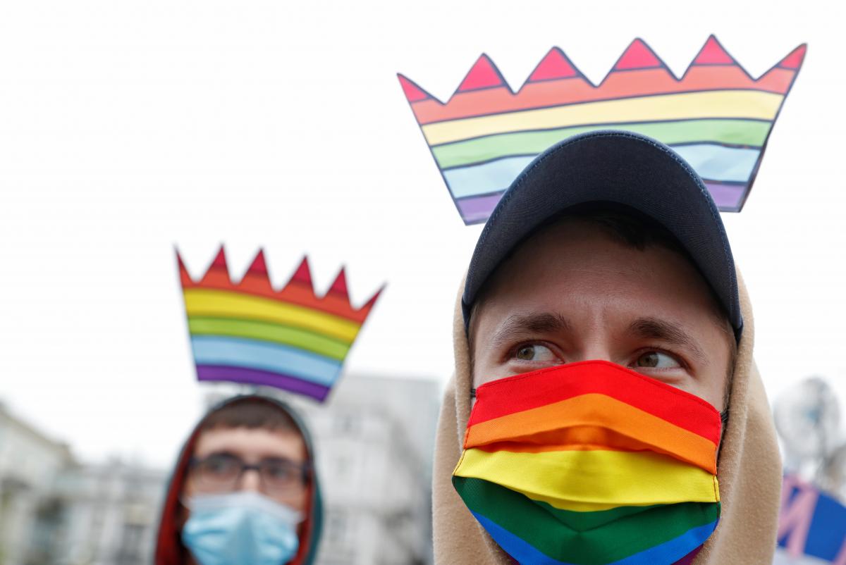 Стычки на Марше равенства: в Киеве сторонников ЛГБТ атаковали, вмешалась полиция