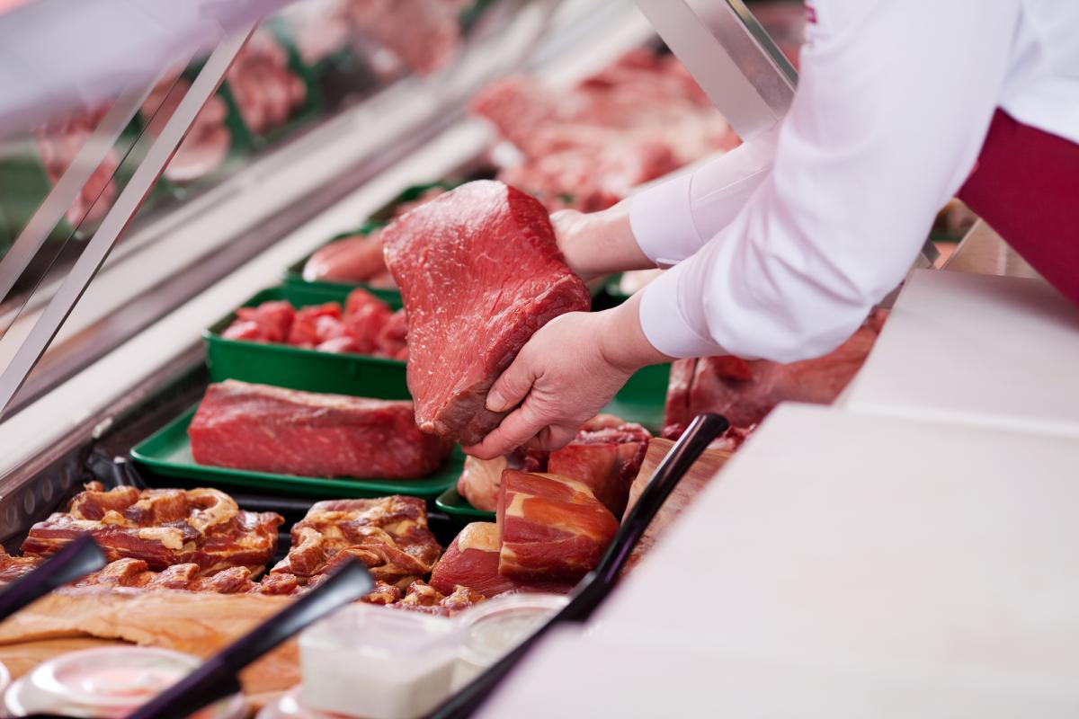 В Украине обнаружили опасное мясо, которое массово продают в магазинах