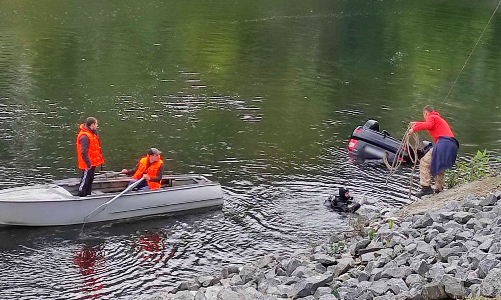 Авто утонуло в реке