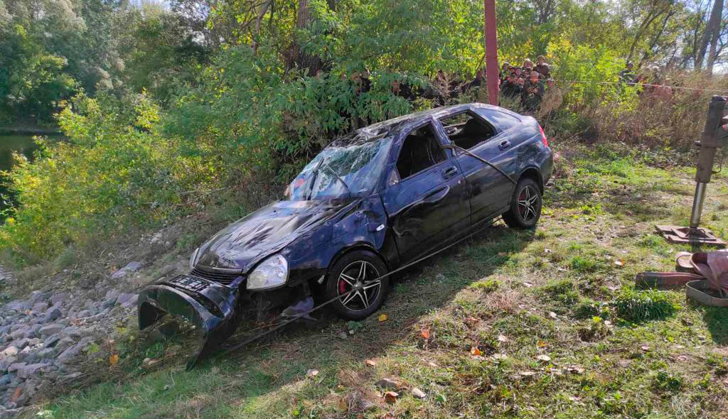 Авто утонуло в реке