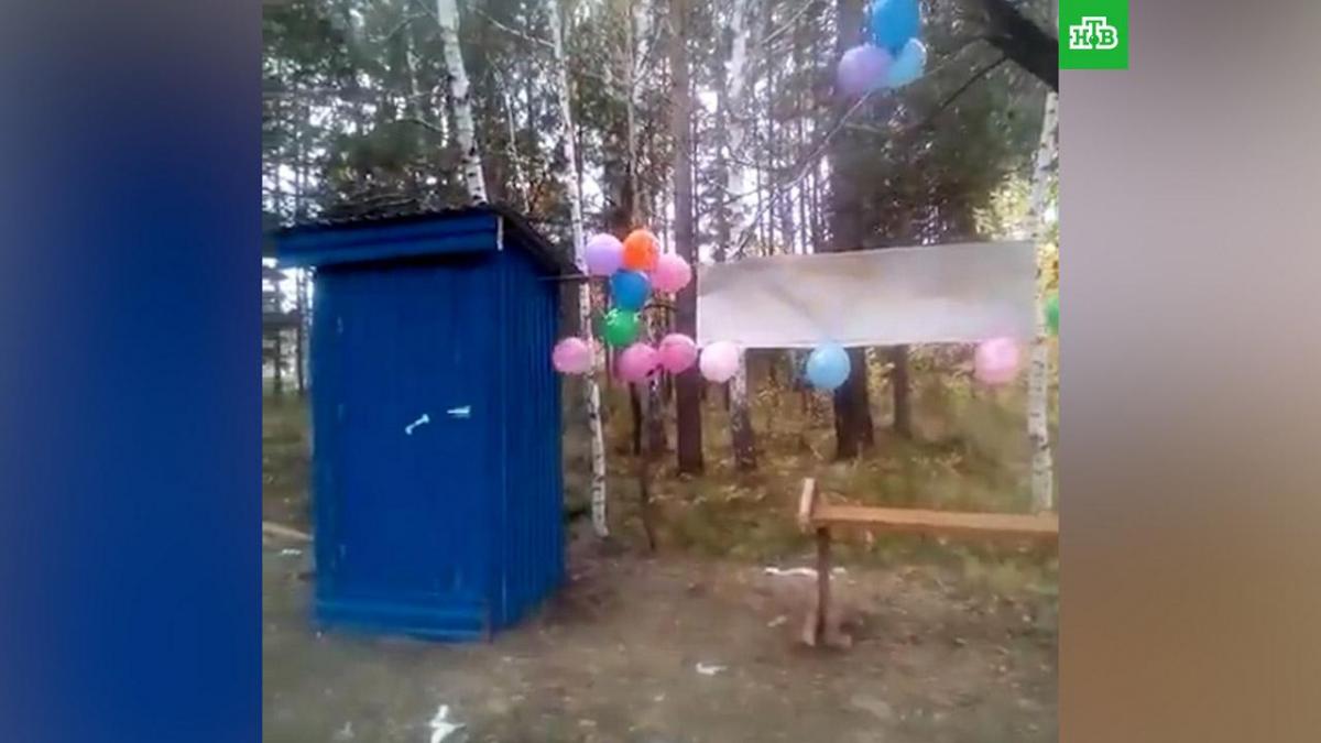 С плакатом и воздушными шариками: в России для водителей автобусов торжественно открыли туалет