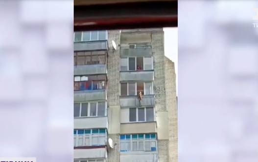 Висіла й дригала ногами: у Житомирі коп врятував жінку, яка мало не стрибнула з балкона на 12 поверсі Висіла й дригала ногами: у Житомирі коп врятував жінку, яка мало не стрибнула з балкона на 12 поверсі