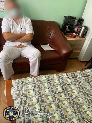 11 тысяч долларов за бесплатную операцию: хирург в Одессе наживался на больных