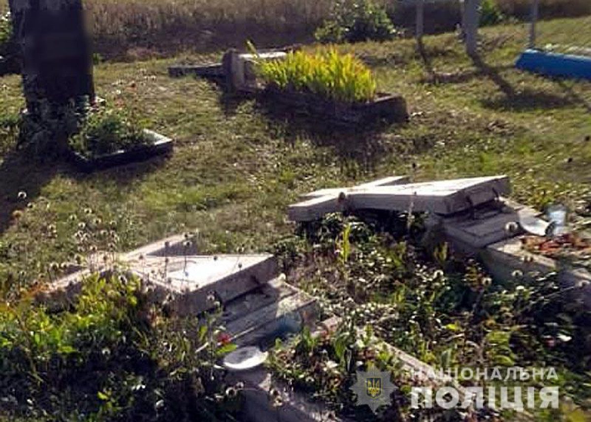 Малолетние полтавчане вдребезги разгромили местное кладбище: мальчикам по 7 лет