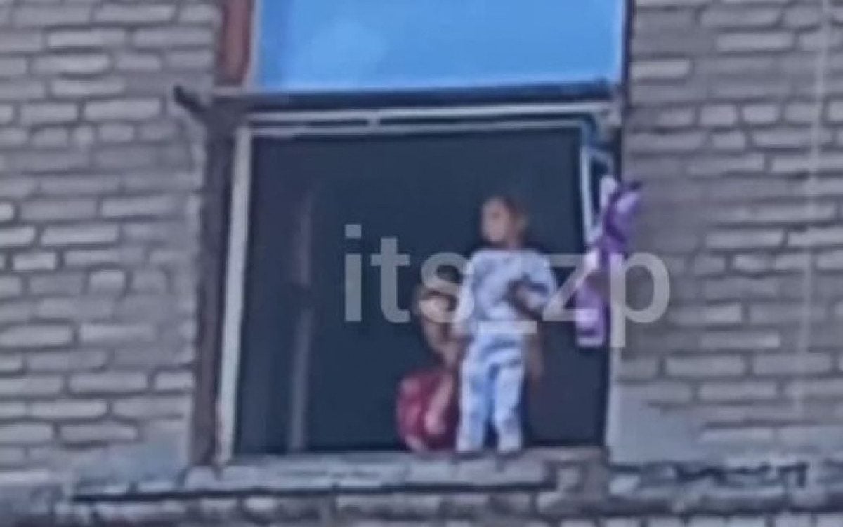 В Запорожье мать грозилась выбросить собственного ребенка из окна: держала над 