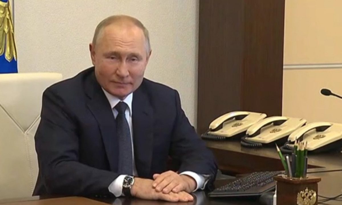 Путин застрял в прошлом: во время голосования в Госдуму часы президента РФ показывали 10 число