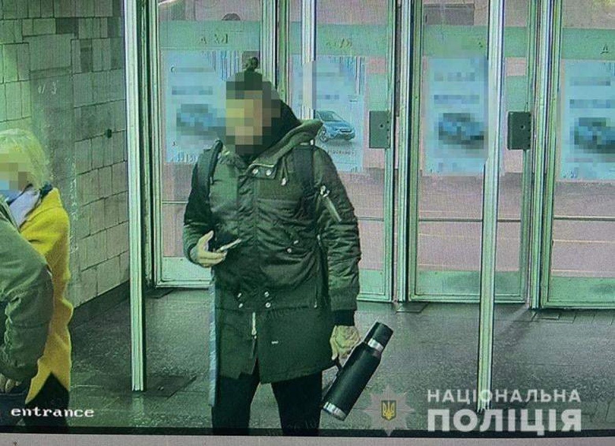 Ударил женщину и размахивал пистолетом: в метро Киева задержали агрессивного иностранца