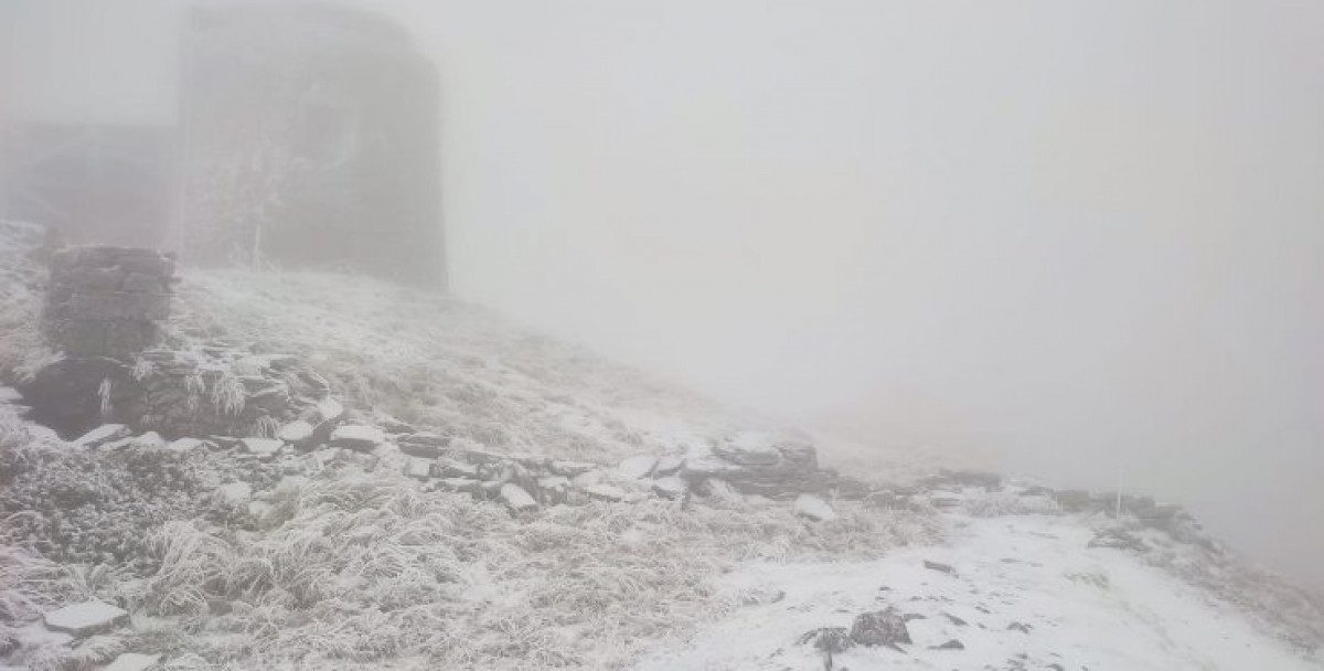 Сильный ветер и снег с дождем: спасатели показали, как бушует непогода на горе Поп Иван в Карпатах