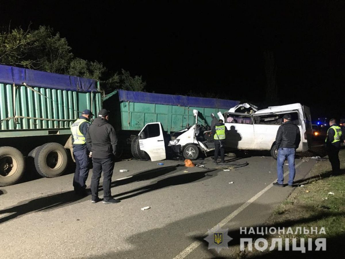 Бус протаранил два грузовика: в результате жуткого ДТП на Николаевщине 11 раненых и погибших