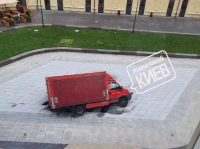 У центрі Києва біля Арсенальної поруч з новим фонтаном під землю провалилася вантажівка