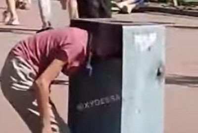В Одессе бездомная засунула голову в мусорный бак и наглухо застряла