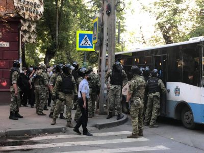 Десятки людей кидають в автозаки: у Сімферополі окупанти масово затримують кримських татар Десятки людей кидають в автозаки: у Сімферополі окупанти масово затримують кримських татар