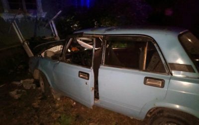 На Буковині п'яний водій ВАЗу протаранив навіс та впав у колодязь На Буковині п'яний водій ВАЗу протаранив навіс та впав у колодязь
