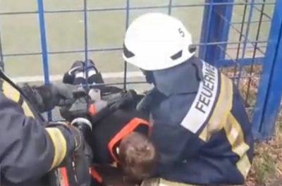 Не рассчитал, что за лето вырос: в Сумской области школьник застрял в заборе