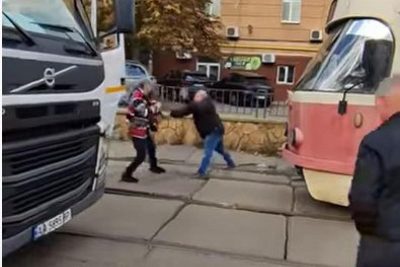 В Киеве водитель трамвая прямо на дороге подрался с водителем мусоровоза