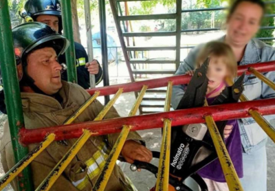 Довелося розрізати: в Одесі 5-річна дівчинка застрягла на дитячому майданчику