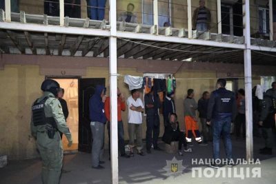 Споювали, годували простроченими продуктами й змушували тяжко працювати: копи викрили 'рабовласників' Споювали, годували простроченими продуктами й змушували тяжко працювати: копи викрили 'рабовласників'