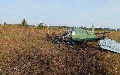 На Житомирщине самолет зацепился за деревья, пострадал пилот