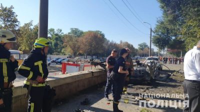 Теракт у Дніпрі: вибухнув автомобіль, загинув сапер АТО і співробітниця ДСНС Теракт у Дніпрі: вибухнув автомобіль, загинув сапер АТО і співробітниця ДСНС