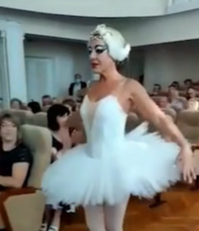 Під Одесою чиновниця в пачці станцювала в міськраді для мера, 'на допомогу' прийшов 'Чумний доктор'