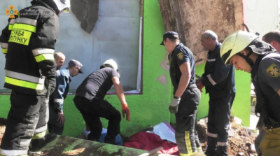 У Херсоні перехожого накрила бетонна плита з даху магазину