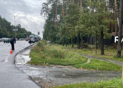 У Києві некероване авто вбило 22-річну дівчину на зупинці