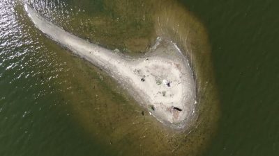 Природне диво чи проблема: у Дніпрі посеред річки раптово з'явився новий острівець