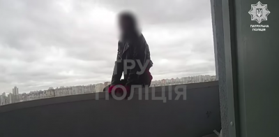 У Києві 17-річна дівчина мало не стрибнула з балкона на 25 поверсі: коп врятував її в останні секунди У Києві 17-річна дівчина мало не стрибнула з балкона на 25 поверсі: коп врятував її в останні секунди