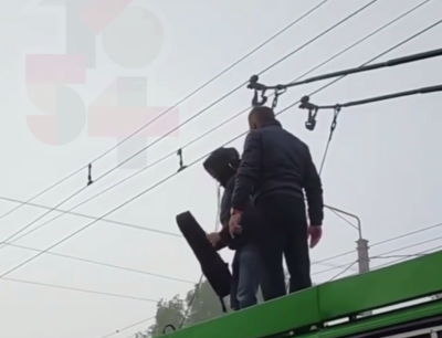 Прыгнул на крышу троллейбуса и сыграл на скрипке: в Харькове "музыкант" спровоцировал скандал