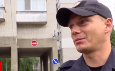 Висіла й дригала ногами: у Житомирі коп врятував жінку, яка мало не стрибнула з балкона на 12 поверсі