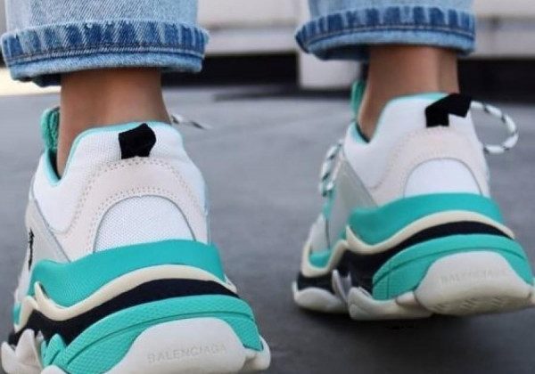 У моду на осінь-зиму 2021 2022 увійшли незвичайні кросівки жіночі з яскравими акцентами