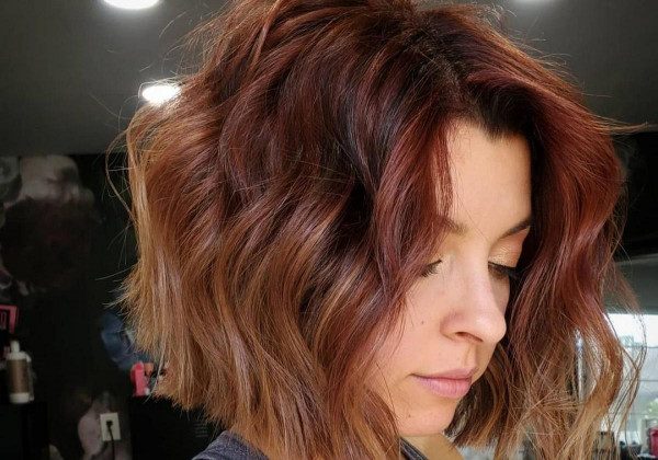 У моду на осінь 2021 прийшла шалено приваблива коротка стрижка гранж-боб у стилі 90-х