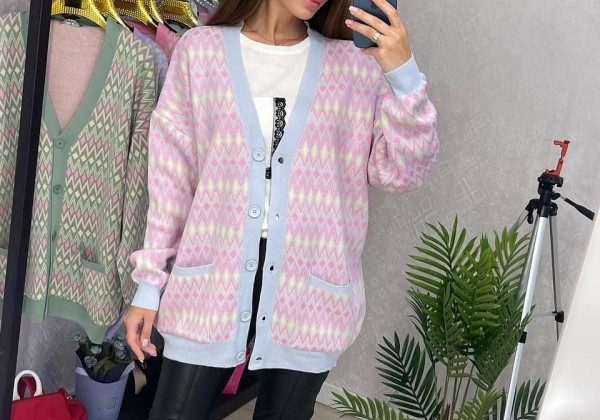 У моду на осінь 2021 увійшли ефектні кардигани в стилі 50-х, від яких неможливо відірвати погляд