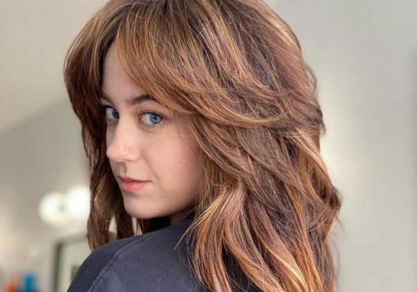 У моду на осінь 2021 входить напівшег - трохи кошлата стрижка на довге волосся в стилі 70-х