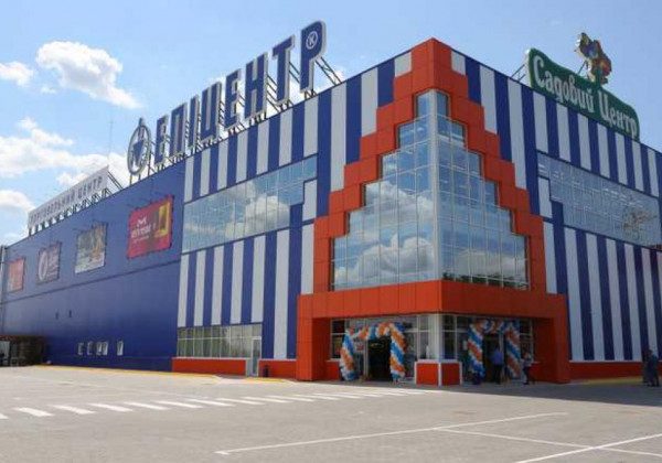 Перелом ключиці та забій: у Києві в магазині Епіцентр на дитину впала шафа