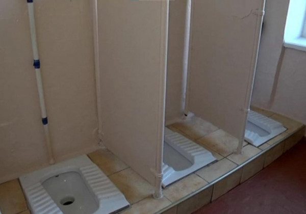 Подглядывание в женском туалете замаскированной камерой [новые видео]